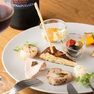 お勧めのお料理が少しづつ味わえるこだわりの10品。ボリューム感もある店主自慢の逸品。