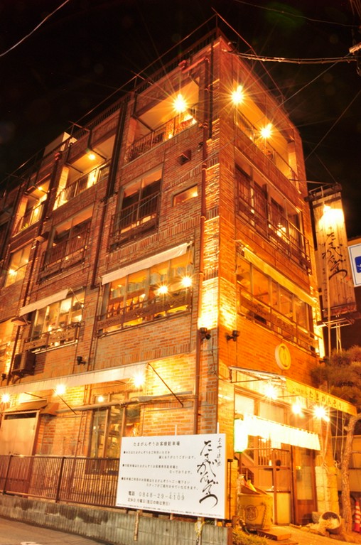 海岸通りに面したレンガ調の外観が目印です。