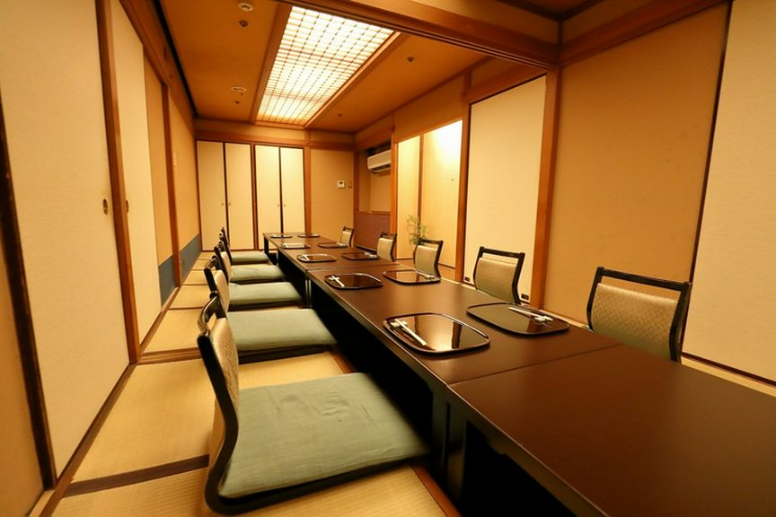 落ち着いた数奇屋造りの個室を9部屋完備しています