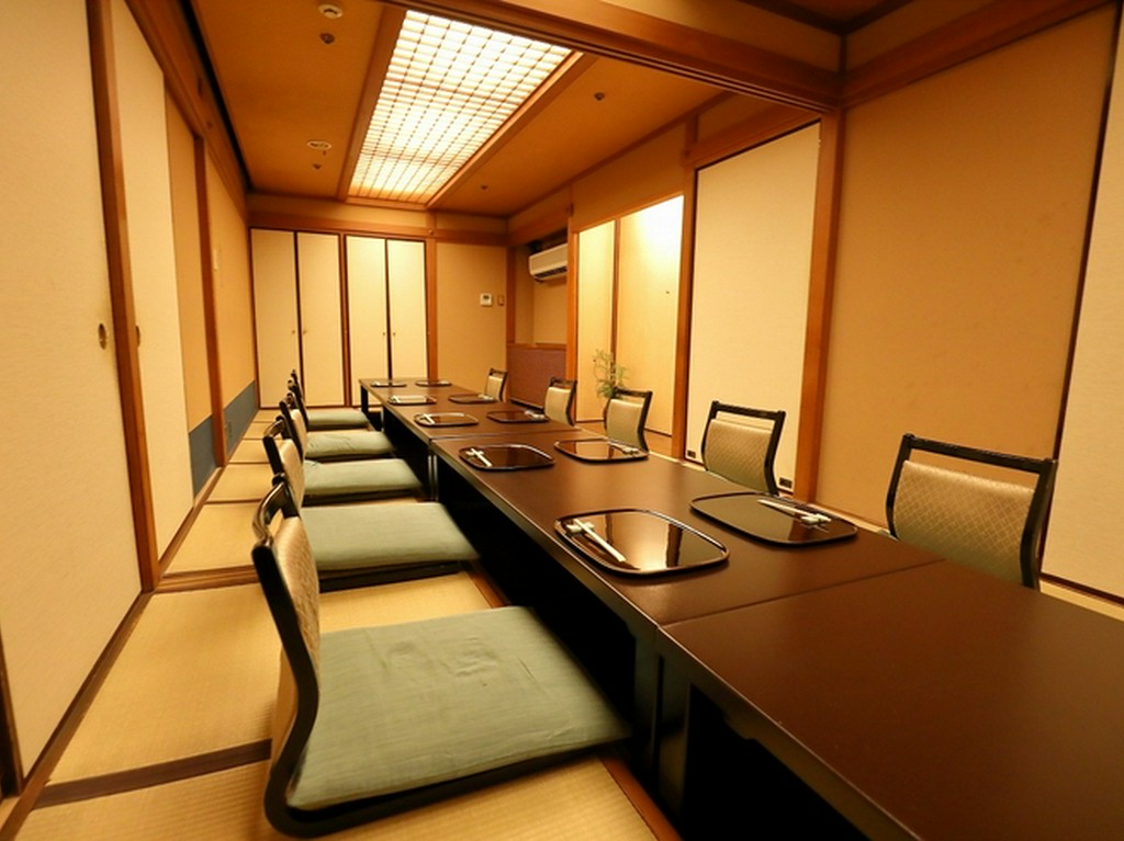 落ち着いた数奇屋造りの個室を9部屋完備しています