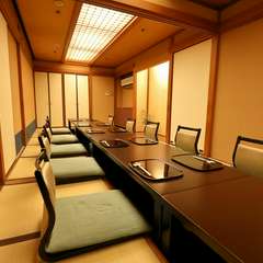 落ち着いた数奇屋造りの個室を9部屋完備しています