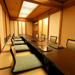 落ち着いた数奇屋造りの個室を9部屋完備しています