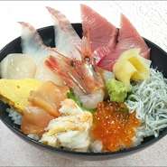 お土産の名物さば寿司や煮魚・焼魚のセット、手巻き寿司セットやしゃぶしゃぶのタレやステーキタレがございます。それ以外にも活魚や活いかを希望するお客様も多数いらっしゃいます。テイクアウトのみも大歓迎です。
