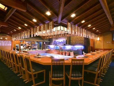 いけすを囲むカウンターで新鮮な魚介をいただく、大人のデート