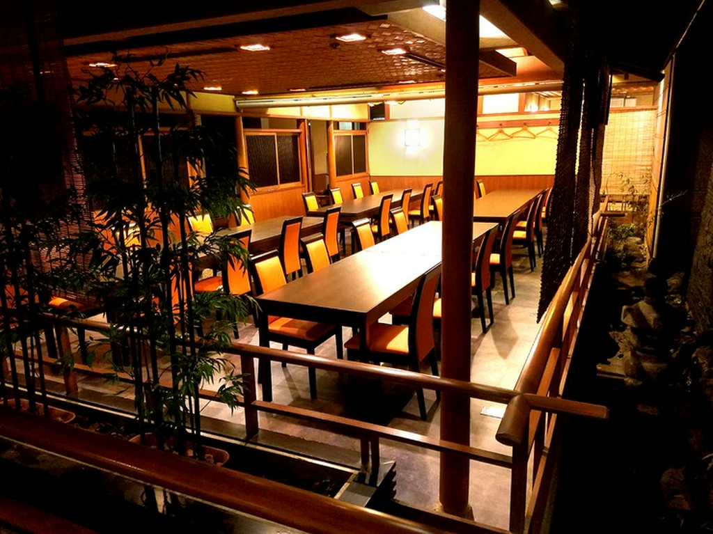 地下にはテーブルタイプの席もございます