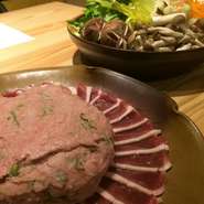 柔らかく美味しい鴨肉の薄切り、つみれでご堪能下さい。