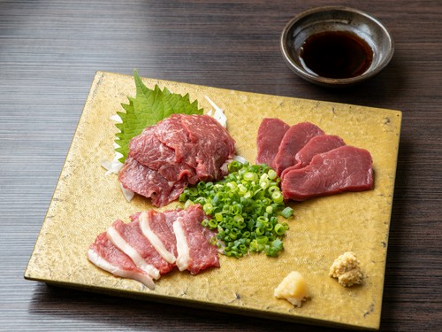 柔らかく、味わい深い福岡県産馬肉をまずは刺身で