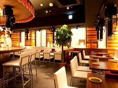 お客様にはアルコール消毒のご協力をお願いしております