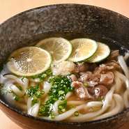 あっさりとしたうどんと馬肉に、爽やかな柑橘系の組み合わせは、相性バツグンです。熊本直送で鮮度バツグンの馬肉は、臭みが少なく食べやすいのが魅力。ランチにオススメです。