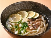 相性バツグンの、あっさりとしたうどんと馬肉、柑橘系の組み合わせ『馬肉うどん』