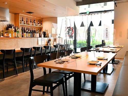 明るい陽射しが差し込む、木の香り漂う店内