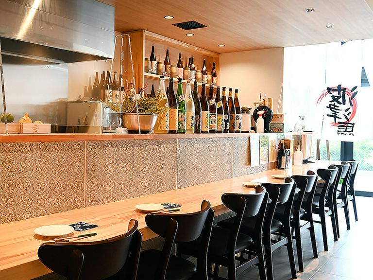 カウンター席で食事を。お1人さまでも入りやすい店