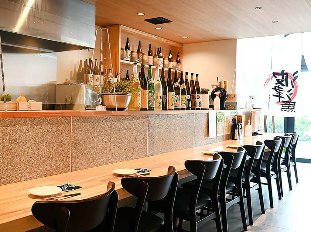 カウンター席で食事を。お1人さまでも入りやすい店