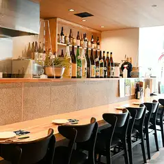カウンター席で食事を。お1人さまでも入りやすい店