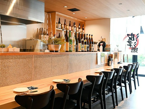 カウンター席で食事を。お1人さまでも入りやすい店