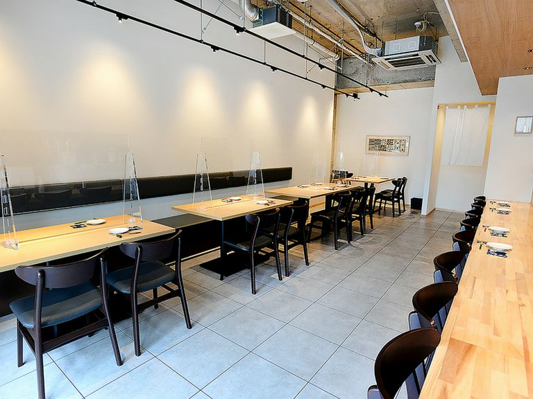 広々とした店内は、白と木目を基調とした優しい雰囲気