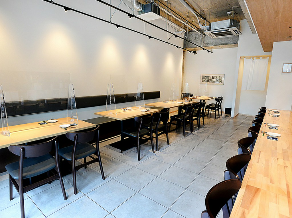 広々とした店内は、白と木目を基調とした優しい雰囲気