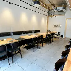 広々とした店内は、白と木目を基調とした優しい雰囲気