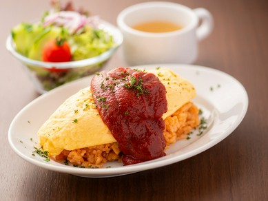 ふわふわ卵と濃厚なケチャップ味が後を引く『オムライス』※コンソメスープ、ミニサラダ、ドリンク付★