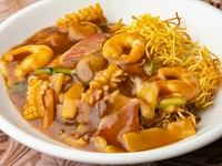 トンフォン名物の食べるエステ薬膳スープ♪美肌効果や滋養強壮、清心潤肺などの効能が期待できます。冬季限定似島ブランド牡蠣（+150円）ふかひれ（+250円）アワビ（+1,150円）スッポン（+1,350円）
