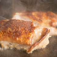 刺身として食べてもおいしい鶏肉を、贅沢に焼き上げた『チキンステーキ』。皮はパリッと弾力良く、鮮度の良い鶏肉ならではのおいしさを堪能できる逸品です。