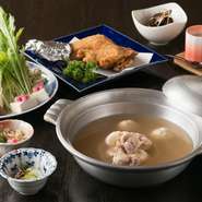 お店の名物『水炊き』をはじめ、バラエティ豊かなメニューを味わえる『桐』。鶏の旨みを最大限に引き出すスープは、創業以来守り続けられてきた変わらぬ味。世代を超えて愛される味わいを、お店でぜひ賞味あれ。