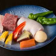 『チキンステーキ』や『黒毛和牛ステーキ』など、大満足のラインナップが好評の『Sセット』は、お店で一番人気のメニュー。オーダーは2名から、デートや会食などさまざまなシーンに活躍してくれます。