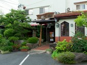 西鉄バス今里停留所より徒歩2分。昭和40年創業の老舗店