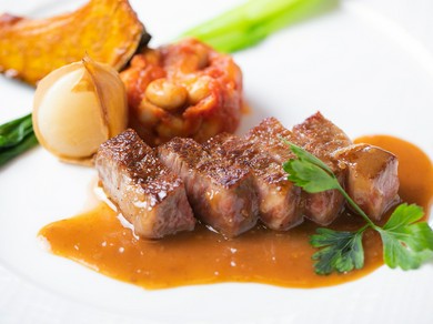 勝オリジナルのステーキソースでいただく『黒毛和牛のステーキ』