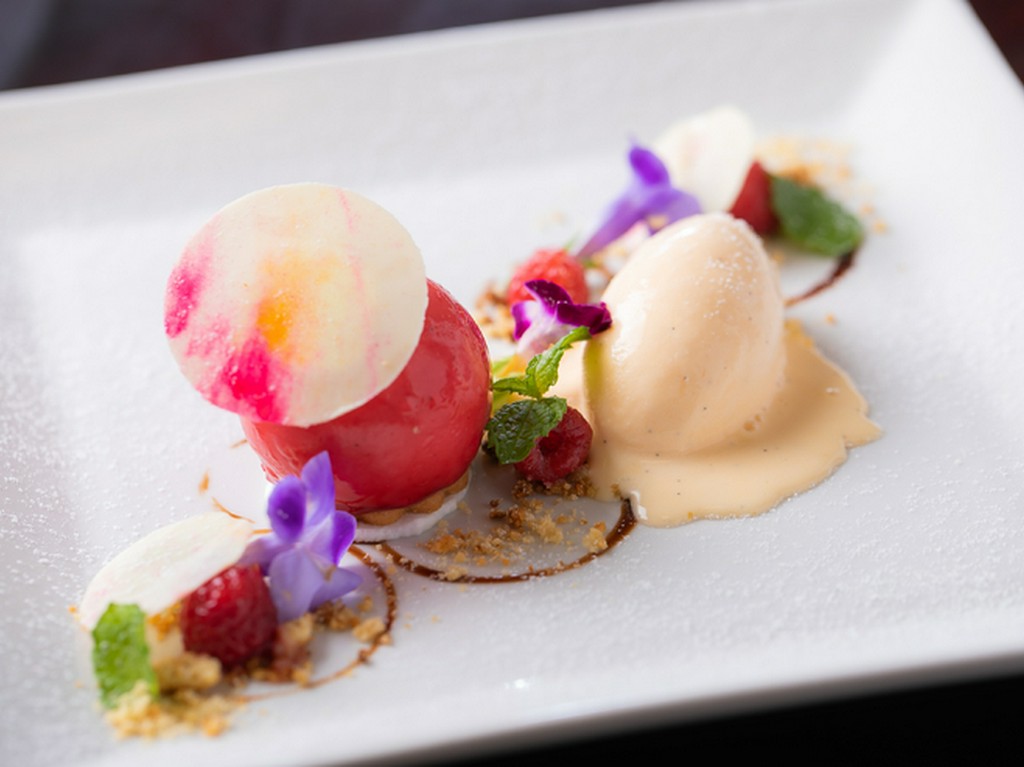 繊細に盛り付け、ゲストのもとへ。見た目も華やかな『季節のデザート』