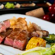 鉄板焼きの花形である“肉”は九州産の黒毛和牛を用意。メインとなるステーキだけでなく、ときには肉寿司も提供。あの手この手でゲストの感性を揺さぶります。