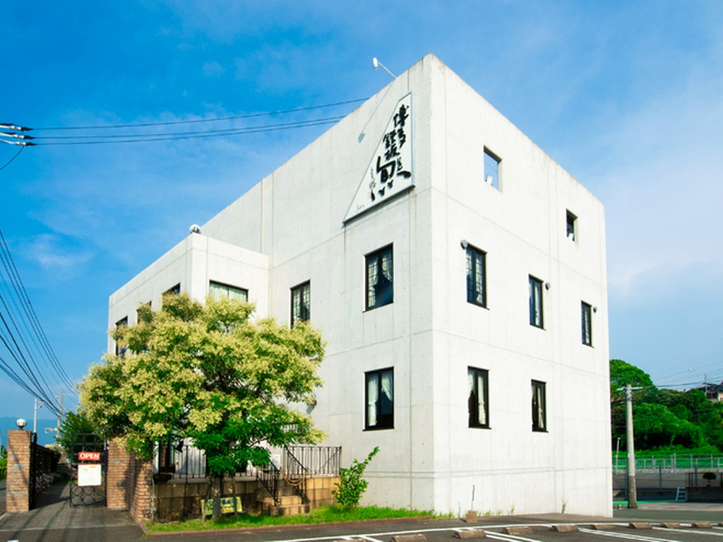 福岡空港から車で5～10分ほど