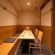 木の温もり溢れる店内は、カウンター席と個室が完備されています。どの部屋もシンプルですっきり。4名迄OKな完全個室と半個室、また、10名迄着席できる完全個室があり、シーンに合わせた利用が可能です。

