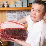 季節の上質な魚介類を入荷し、その日のオススメを堪能できるお店です。豊洲はもちろん岩手の大船渡や青森など、全国から産地直送で送られてくる新鮮な魚介類もあり、その味わいに多くの人が魅了され続けています。
