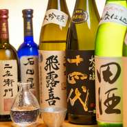 豊富な地酒もお店の人気の一つ。常時25種ほどの銘柄を取り揃えています。プレミアムな希少価値の高い物はもちろん、各地方のワンカップを入荷していて、どれが飲めるかはその日のお楽しみ。厳選ワインも人気です。
