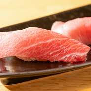 その味わいと香りは、格別なおいしさとの声がある天然本鮪の、大トロ、中トロ、赤身。その日の『オススメ握り』では、3種の食べ比べができるのも魅力です。丁寧な手仕事がおいしさを生み出します。
