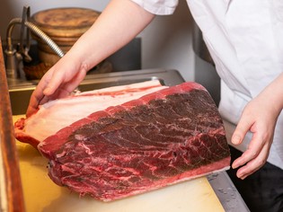 仕入れ状況がかわるため、手書きメニューで提供する魚料理