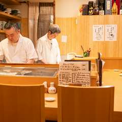 おいしい寿司と日本酒を、寛いでゆっくりと楽しんで