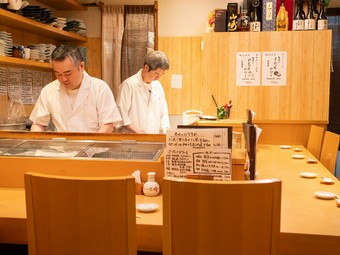 おいしい寿司と日本酒を、寛いでゆっくりと楽しんで