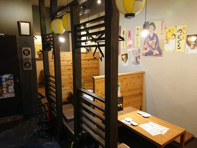 店内各テーブル席に消毒用のアルコールを設置しております。