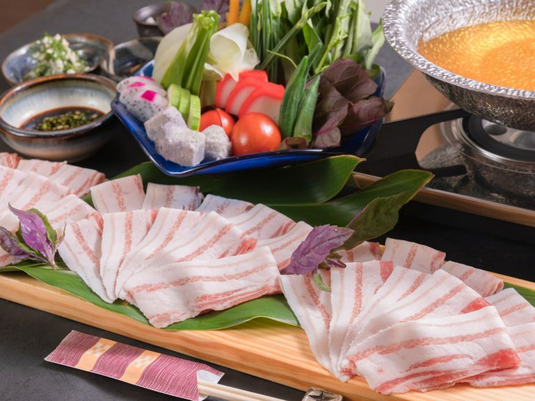沖縄県産あぐー豚のとろける旨みに舌鼓『厳選あぐーと島野菜のしゃぶしゃぶコース』