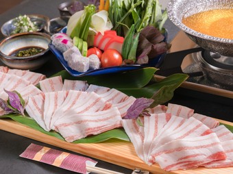 沖縄県産あぐー豚のとろける旨みに舌鼓『厳選あぐーと島野菜のしゃぶしゃぶコース』