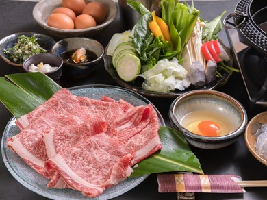 オリジナルの割り下が牛肉の味を引き立てる『直送神戸牛と島野菜のすき焼きコース』