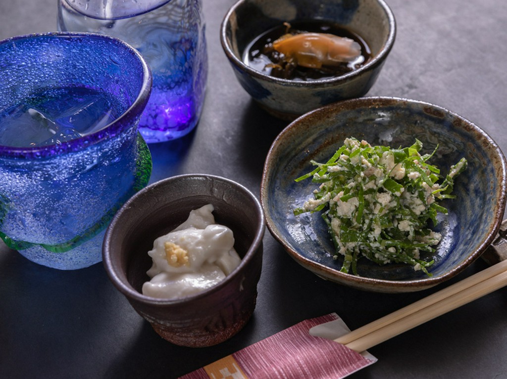 コースに花を添える沖縄ならではの『小鉢（にがな和え・もずく酢・ジーマミー豆腐）』