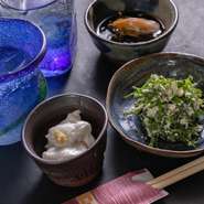 コースに花を添える沖縄ならではの『小鉢（にがな和え・もずく酢・ジーマミー豆腐）』