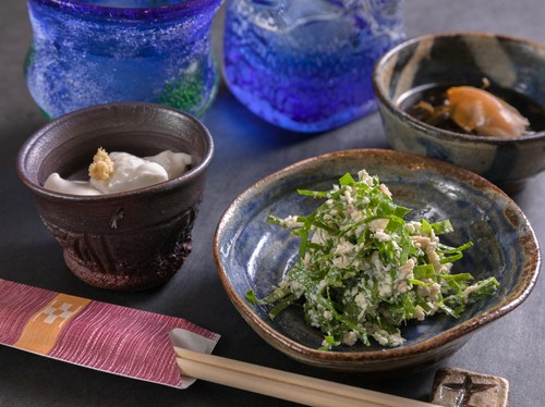 コースに付く小鉢は、沖縄の定番家庭料理や旬の野菜など