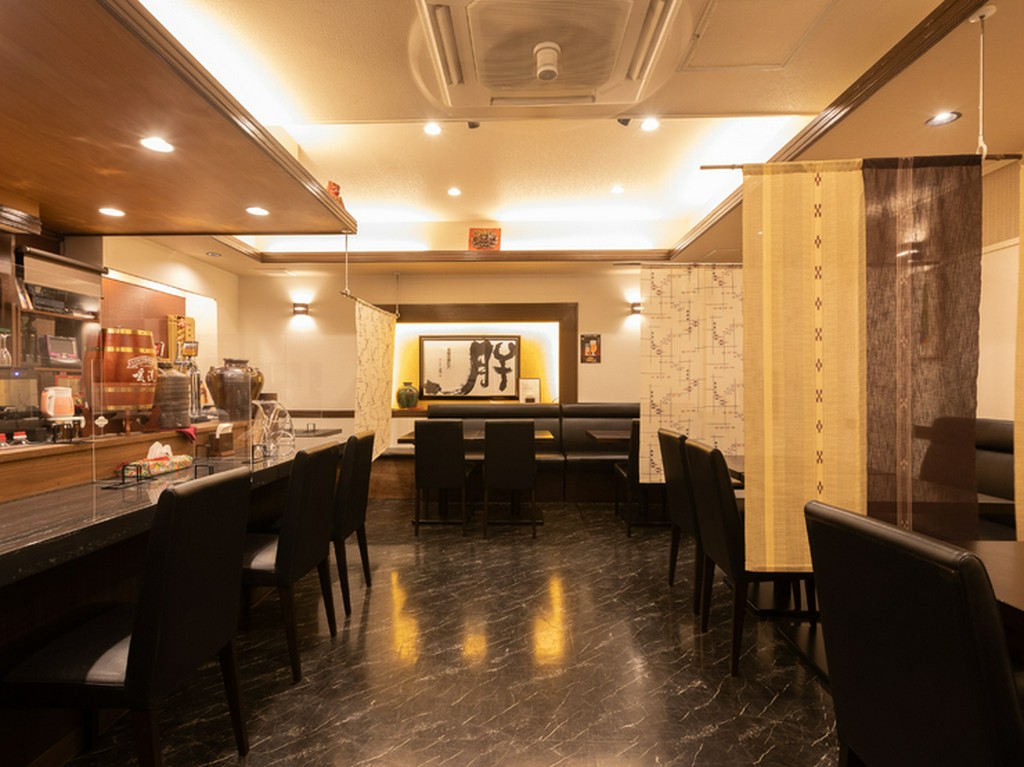 カウンターとテーブル席が配された、洗練された雰囲気の店内