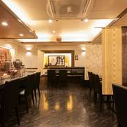 カウンターとテーブル席が配された、洗練された雰囲気の店内