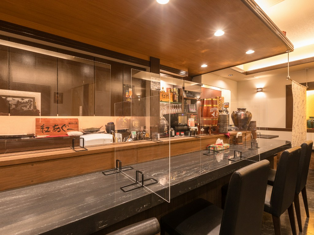 居心地のよいカウンター席で、思い思いの時間を満喫