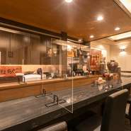 居心地のよいカウンター席で、思い思いの時間を満喫